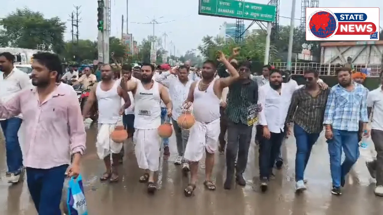 UGC रोलबैक को लेकर रीवा में अनोखा प्रदर्शन।