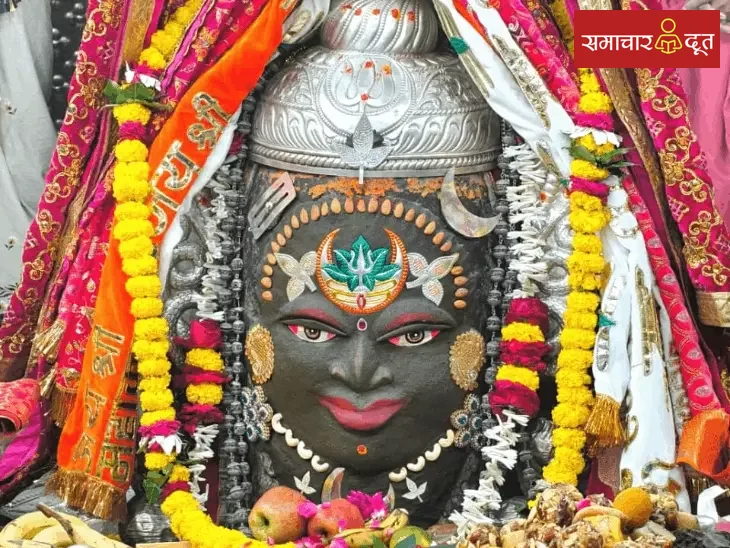 महाकाल का मंगलवार को पंचामृत से अभिषेक:रजत चंद्र-त्रिशूल से राजा स्वरूप शृंगार, भस्म आरती में उमड़े श्रद्धालु
