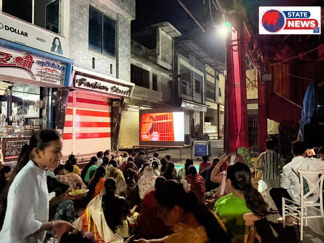 पेटलावद के गणपति चौक पर उमड़ा नगर, परिवारों ने सामूहिक रूप से देखी ‘हनुमान अंश’