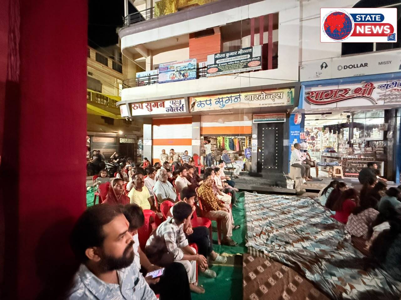 पेटलावद के गणपति चौक पर उमड़ा नगर, परिवारों ने सामूहिक रूप से देखी ‘हनुमान अंश’