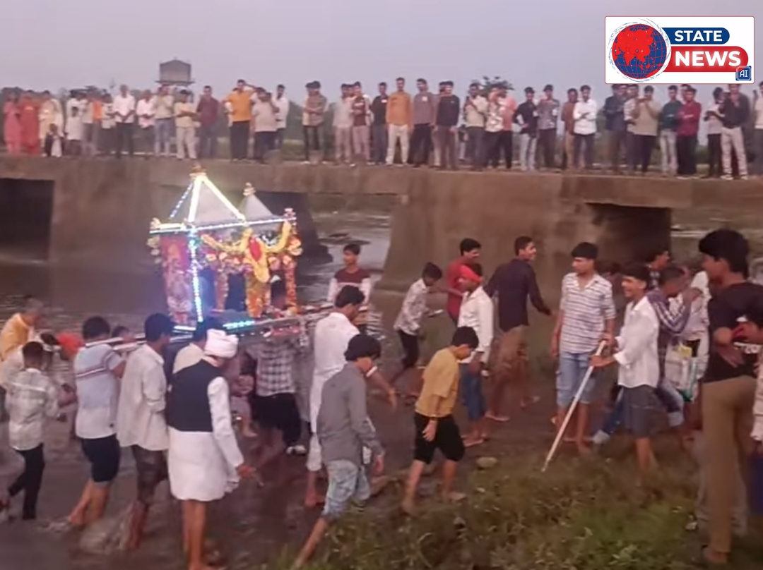 सहजपुर में धूमधाम से मनाई गई डोल ग्यारस: जयकारों के बीच जल विहार के लिए निकले बांके बिहारी और राम लला