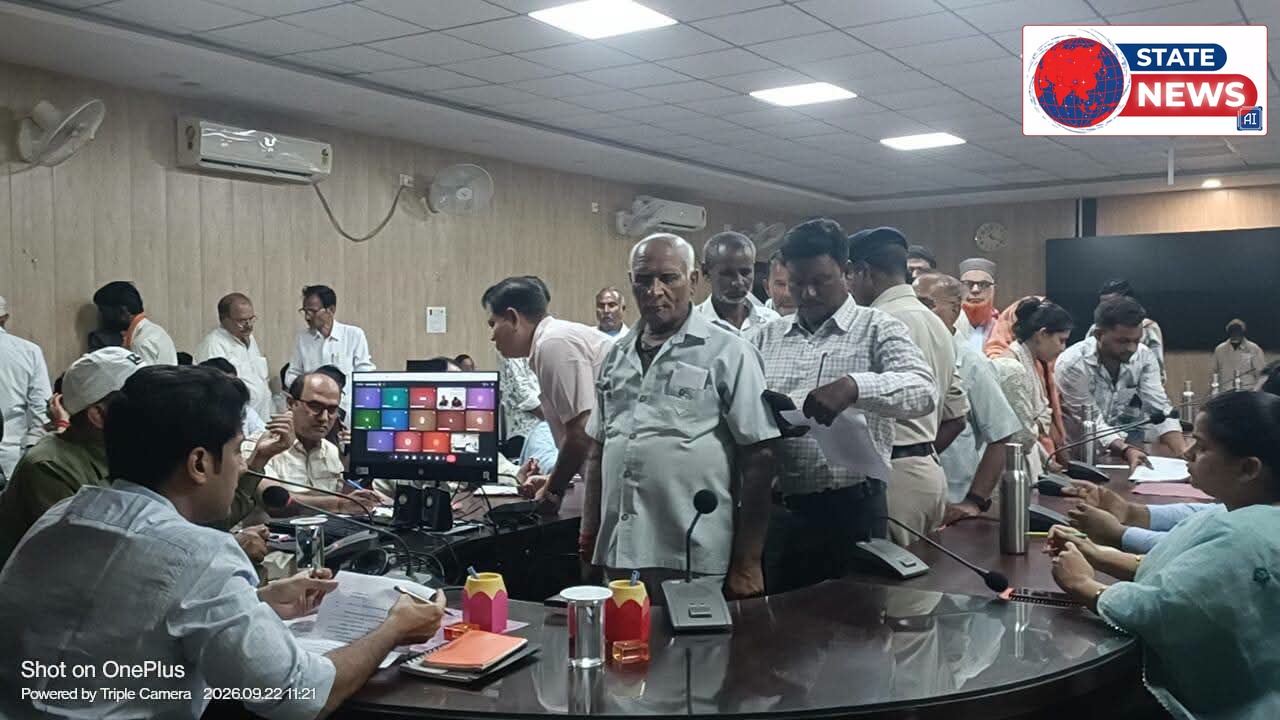 बुजुर्ग आवेदकों को कलेक्टर ने सौंपे आधार कार्ड एवं पेंशन स्वीकृति पत्र  