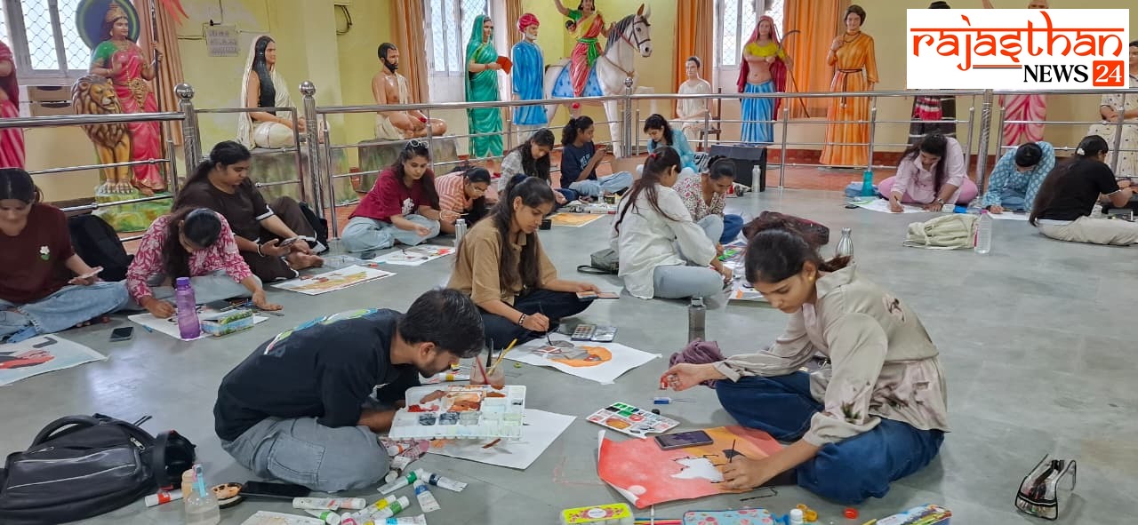 प्रताप गौरव केंद्र में चित्रकारी करते प्रतिभागी।