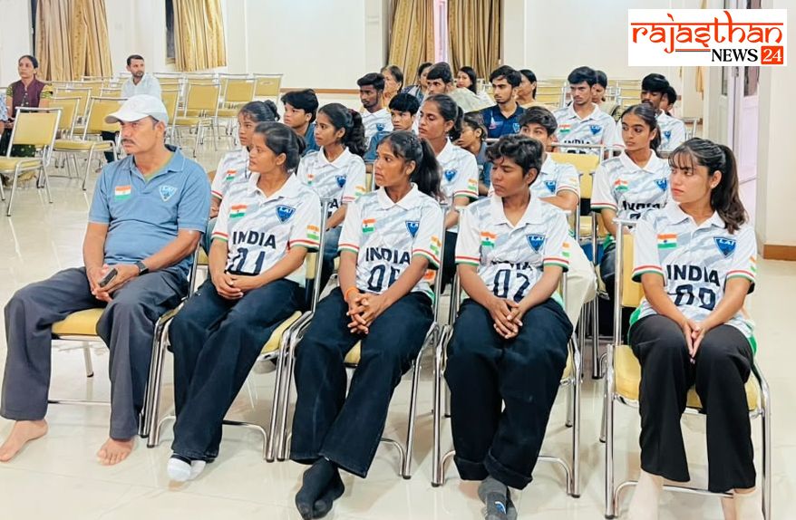 आयोजन में शामिल टीम और प्रशिक्षक।