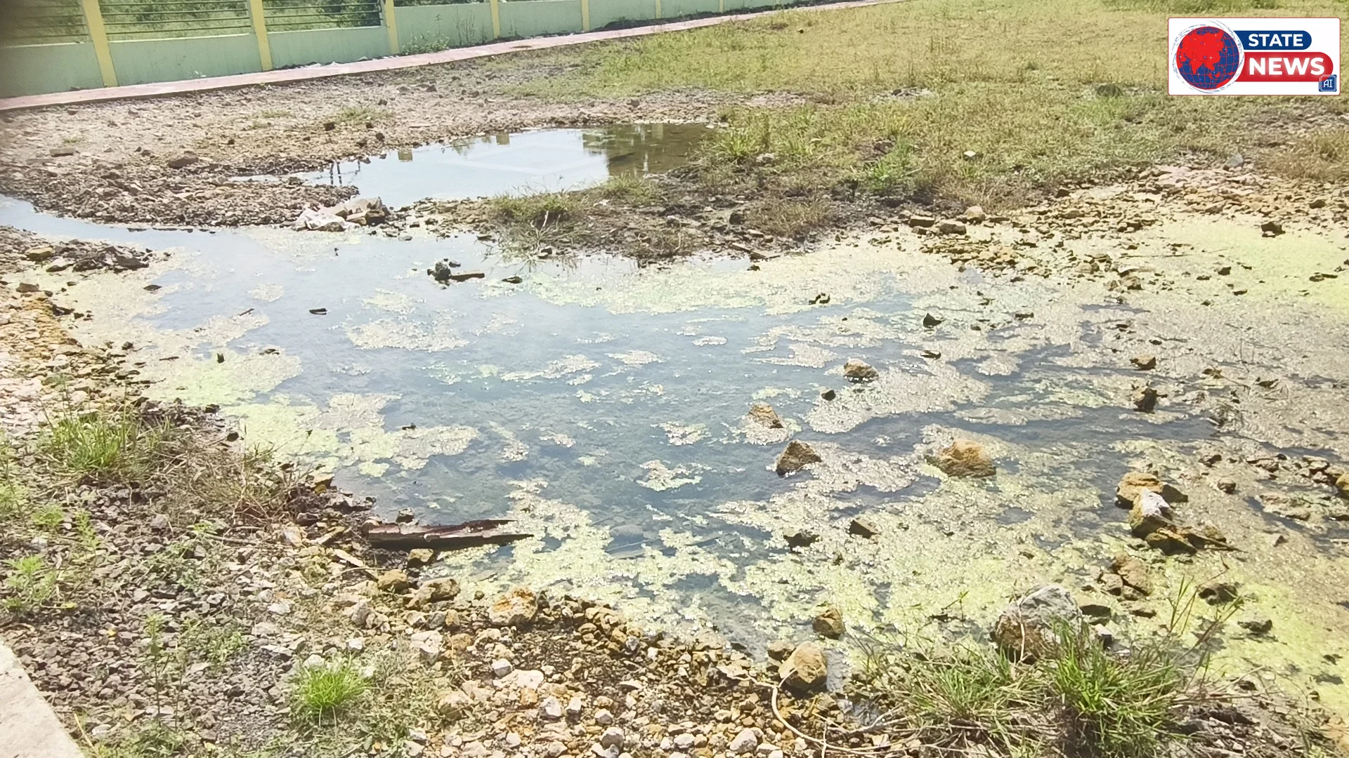 नेपानगर में 33 लाख 80 हजार रुपए का गार्डन गंदगी और गंदे पानी का भंडार।  उपयंत्री द्वारा कहा गया था कि 10 से 12 दिन में सफाई कार्य पूर्ण हो ज