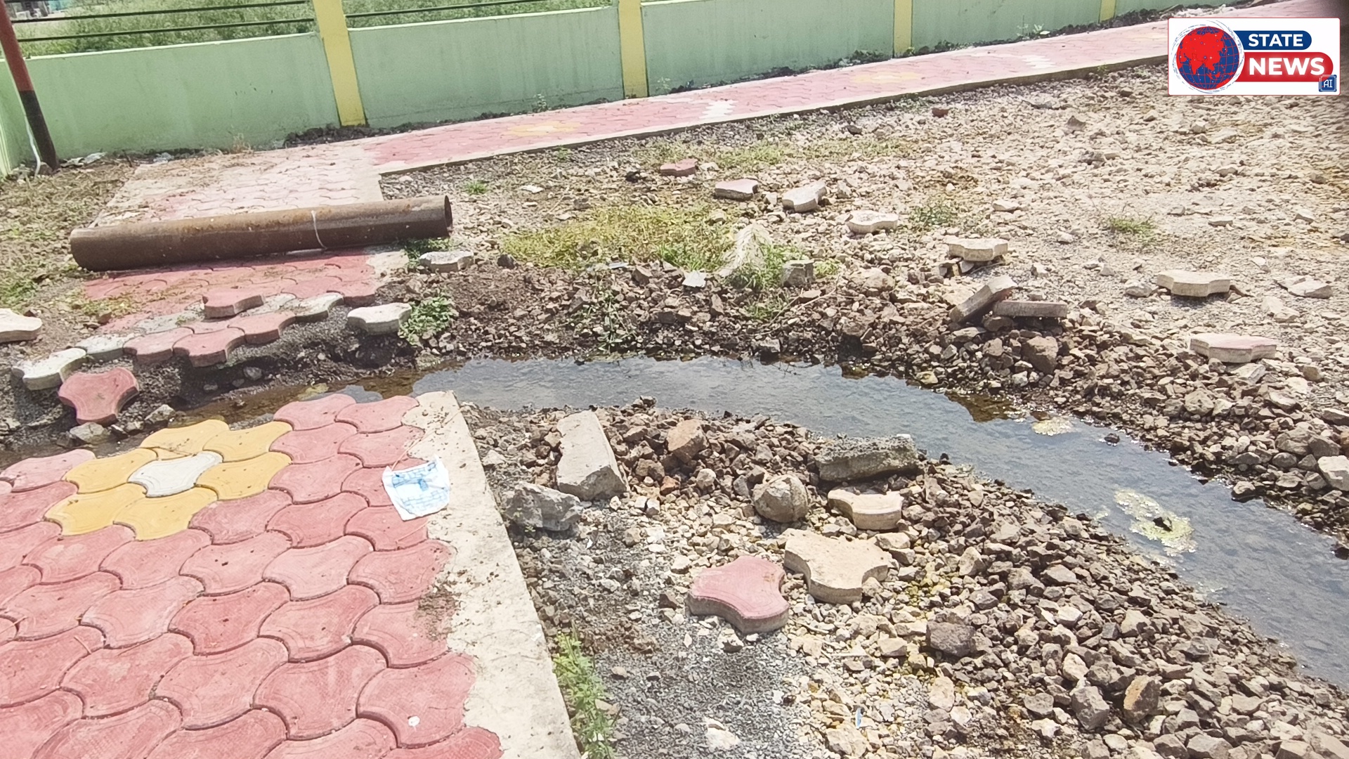 नेपानगर में 33 लाख 80 हजार रुपए का गार्डन गंदगी और गंदे पानी का भंडार।  उपयंत्री द्वारा कहा गया था कि 10 से 12 दिन में सफाई कार्य पूर्ण हो ज