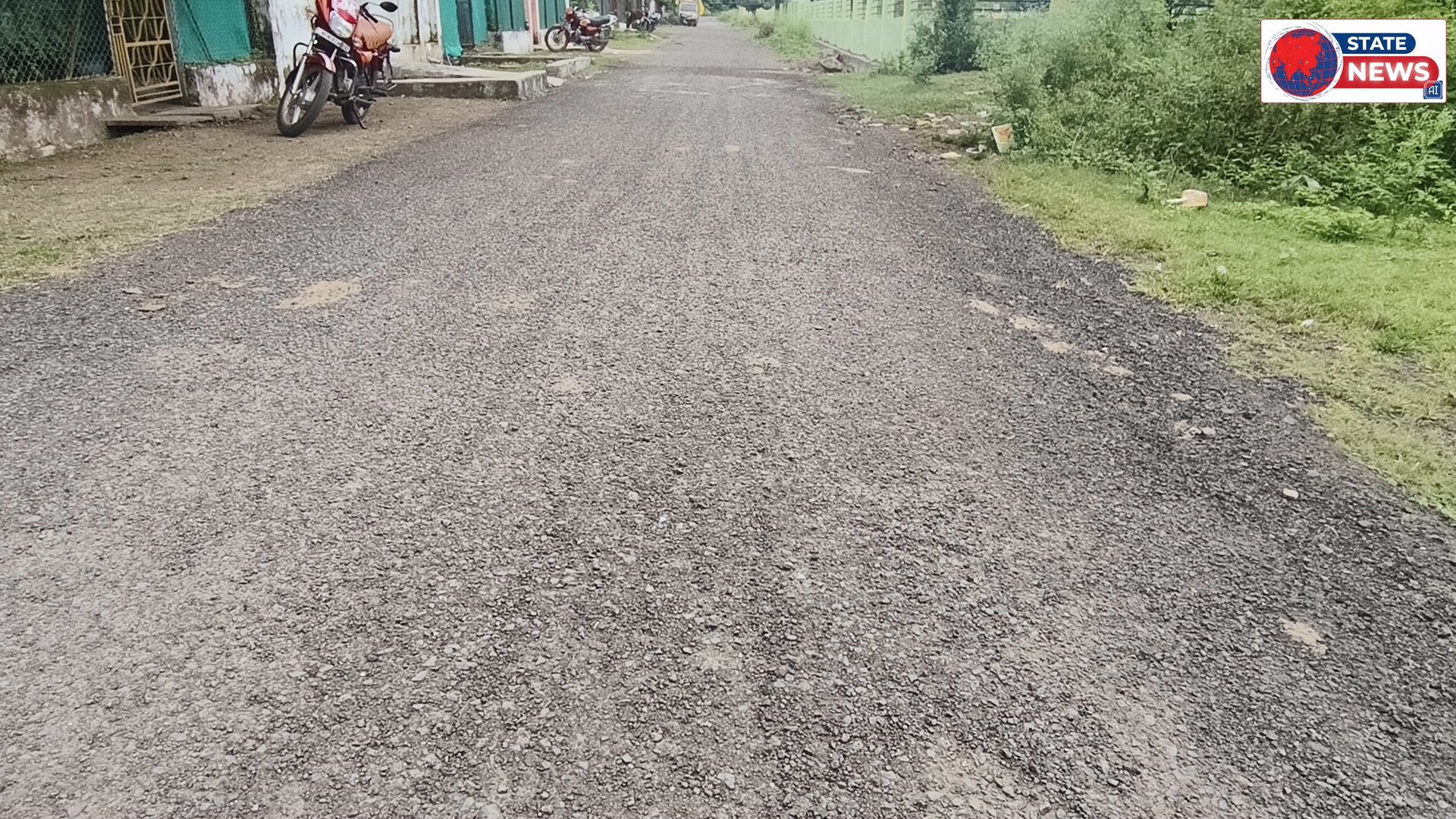 नेपानगर के वार्ड क्रमांक 11 में बने डामरीकरण रोड का घटिया निर्माण , एक महीने में ही रोड की परत उखाड़ने लगी। वार्डवासियों में आक्रोश का माहौल 