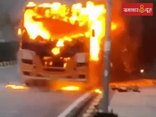 रायपुर में मंत्रालय की बस में आग, कर्मचारियों का हंगामा:कहा- नहीं सुधरी व्यवस्था, रेगुरल जांच-मेंटेनेंस की मांग, 14 साल पुरानी खटारा बसों मे