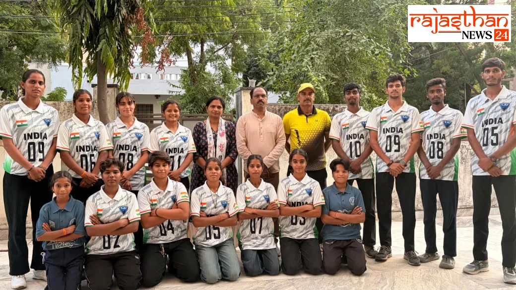 आगरा के लिए रवाना होने से पहले राजस्थान के लैक्रोज खिलाड़ी।