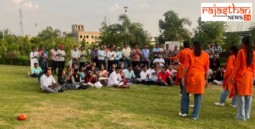 नाटक का मंचन करते कलाकार और मौजूद दर्शक।