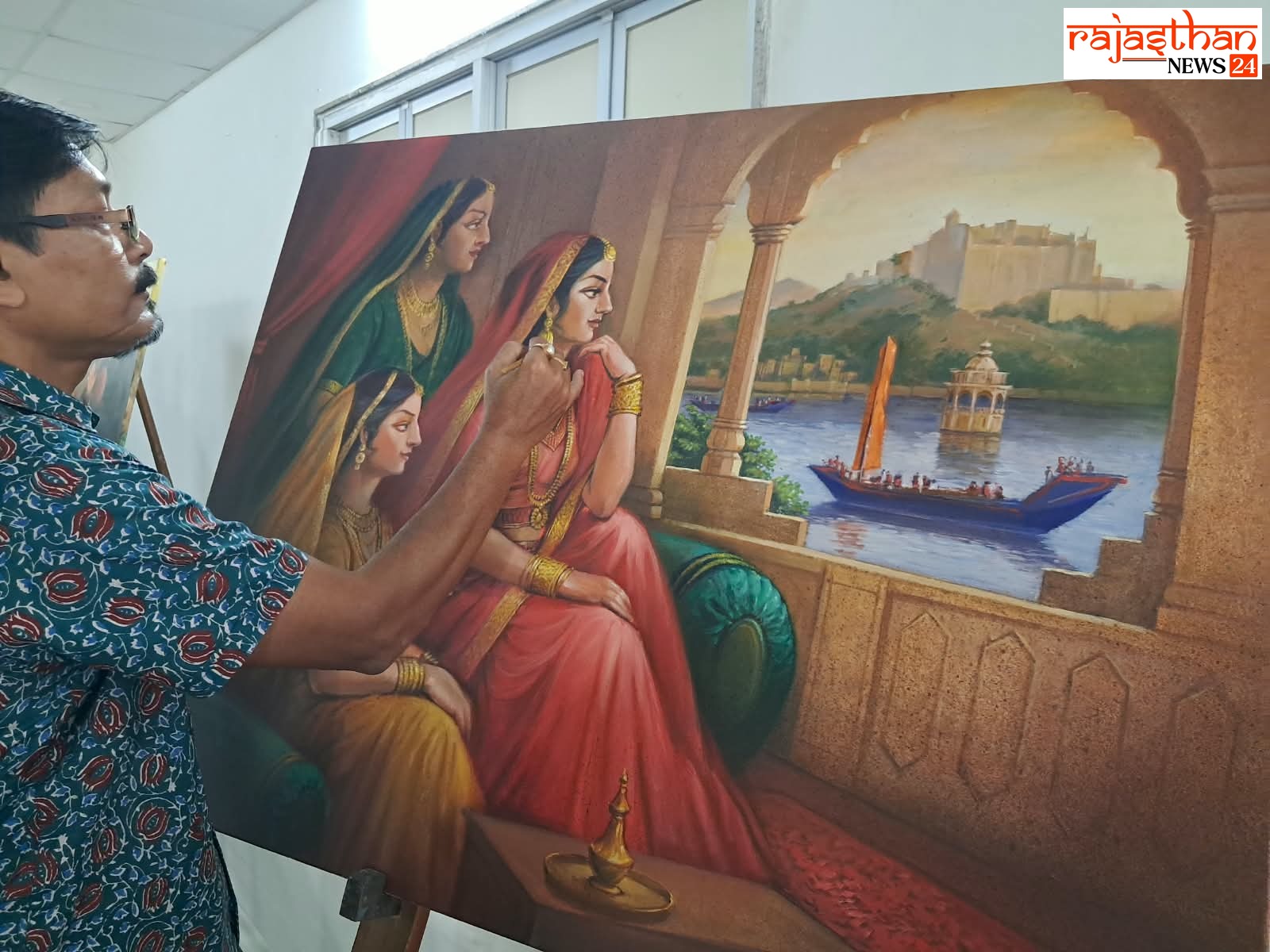 राष्ट्रीय चित्रकला कार्यशाला में कृति बनाते कलाकार।