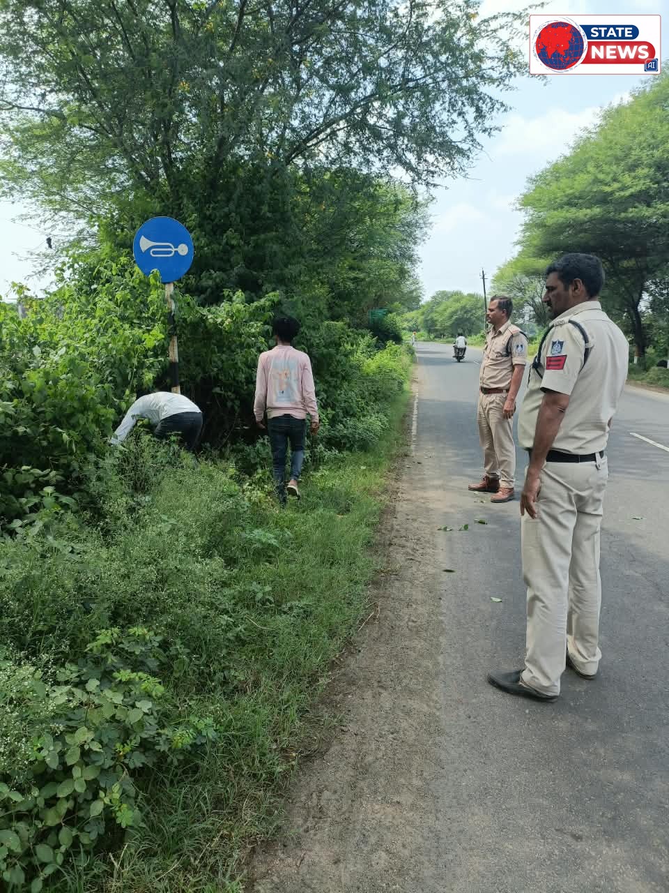“हादसे से पहले रोकथाम पर जोर: ताल रोड के अंधे मोड़ों पर पुलिस की नजर, छंटाई के साथ लगाए साइन बोर्ड”