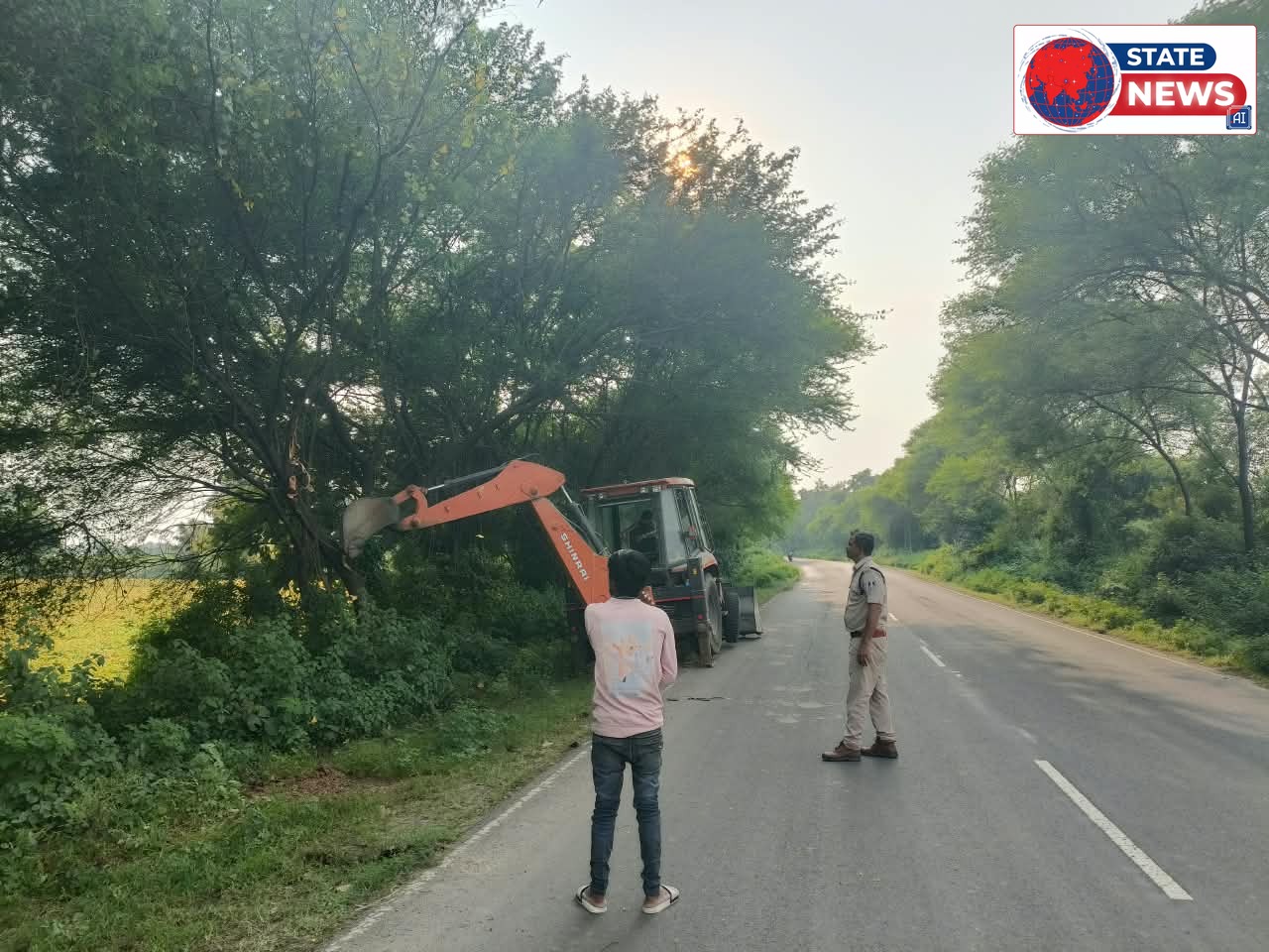 “हादसे से पहले रोकथाम पर जोर: ताल रोड के अंधे मोड़ों पर पुलिस की नजर, छंटाई के साथ लगाए साइन बोर्ड”