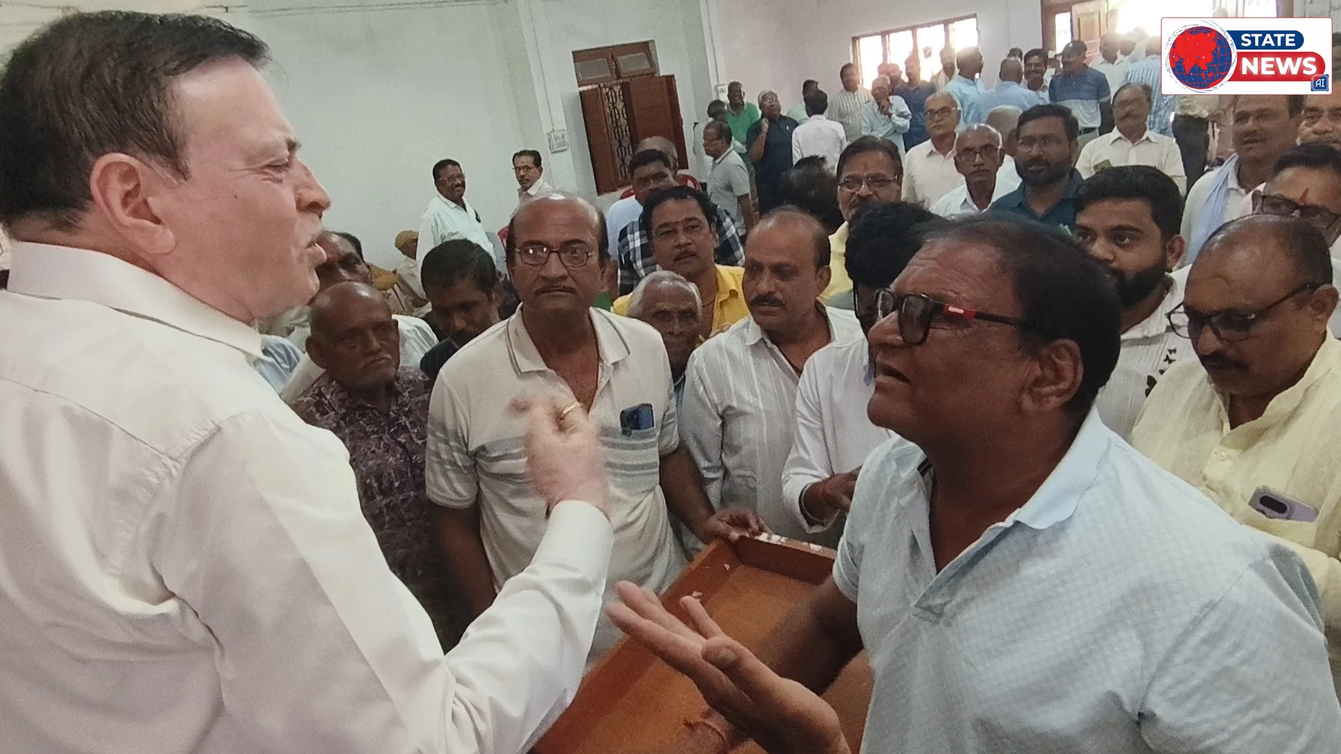 नेपानगर प्राथमिक उपभोक्ता भंडार की वार्षिक आम सभा के अंदर अंशधारियों एवं संस्था संचालक के विरोध में जमकर हंगामा एवं विरोध प्रदर्शन