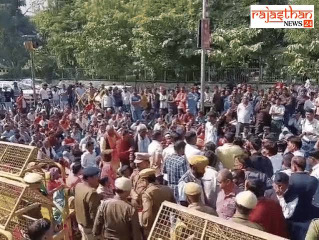 गवरी को ‘पाखंड’ बताने पर विरोध, उदयपुर कलेक्ट्री पर धरना