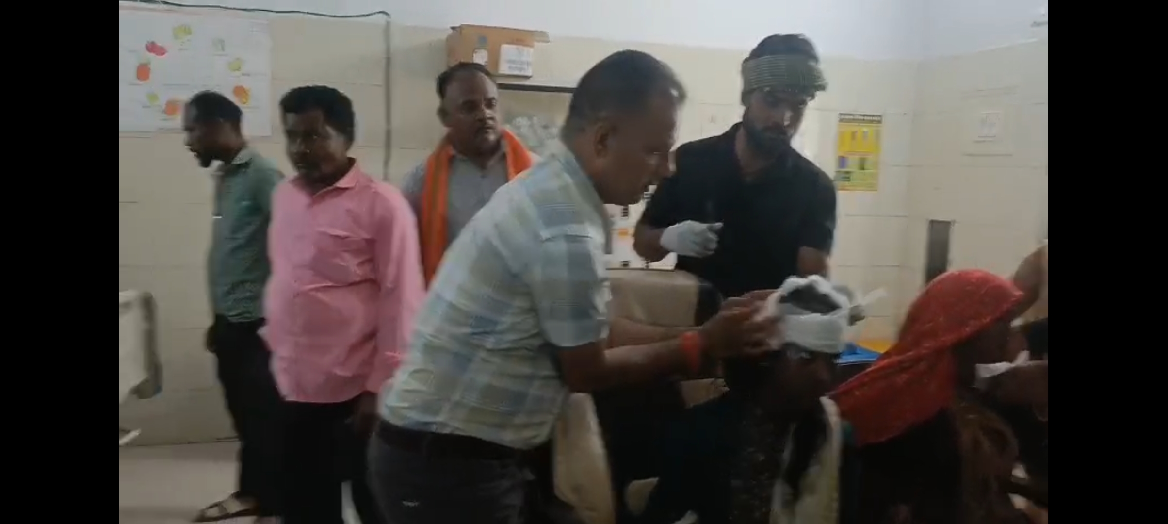 कार पिकअप वाहन की टक्कर