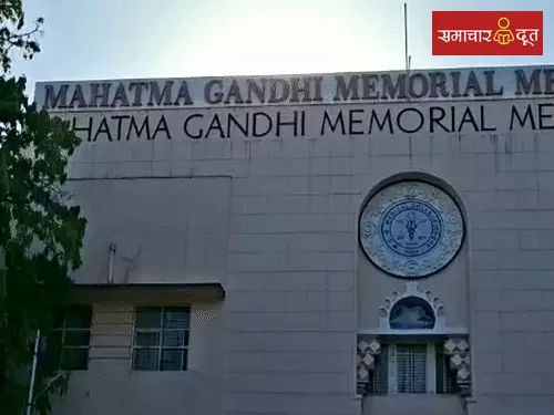 रात 1:30 बजे जूनियर छात्रों को बाहर बुलाने की कोशिश 