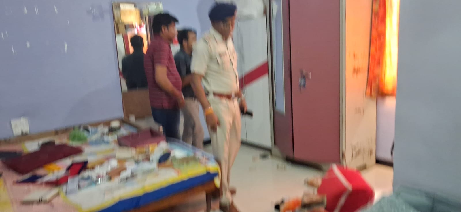 दिन में हुई लाखों की चोरी