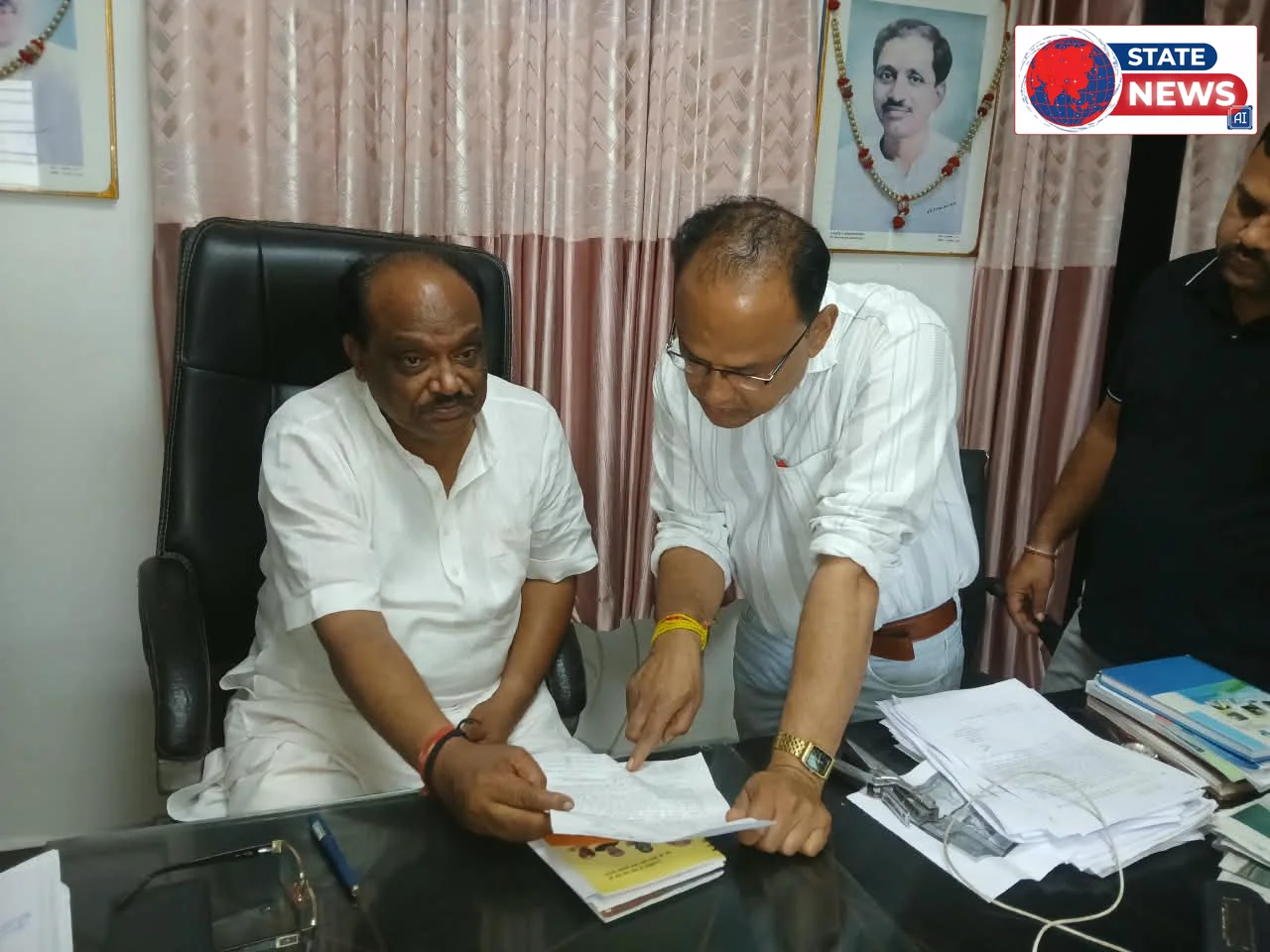 लिपिक संघ ने केंद्रीय राज्यमंत्री दुर्गादास उइके को सौंपा ज्ञापन