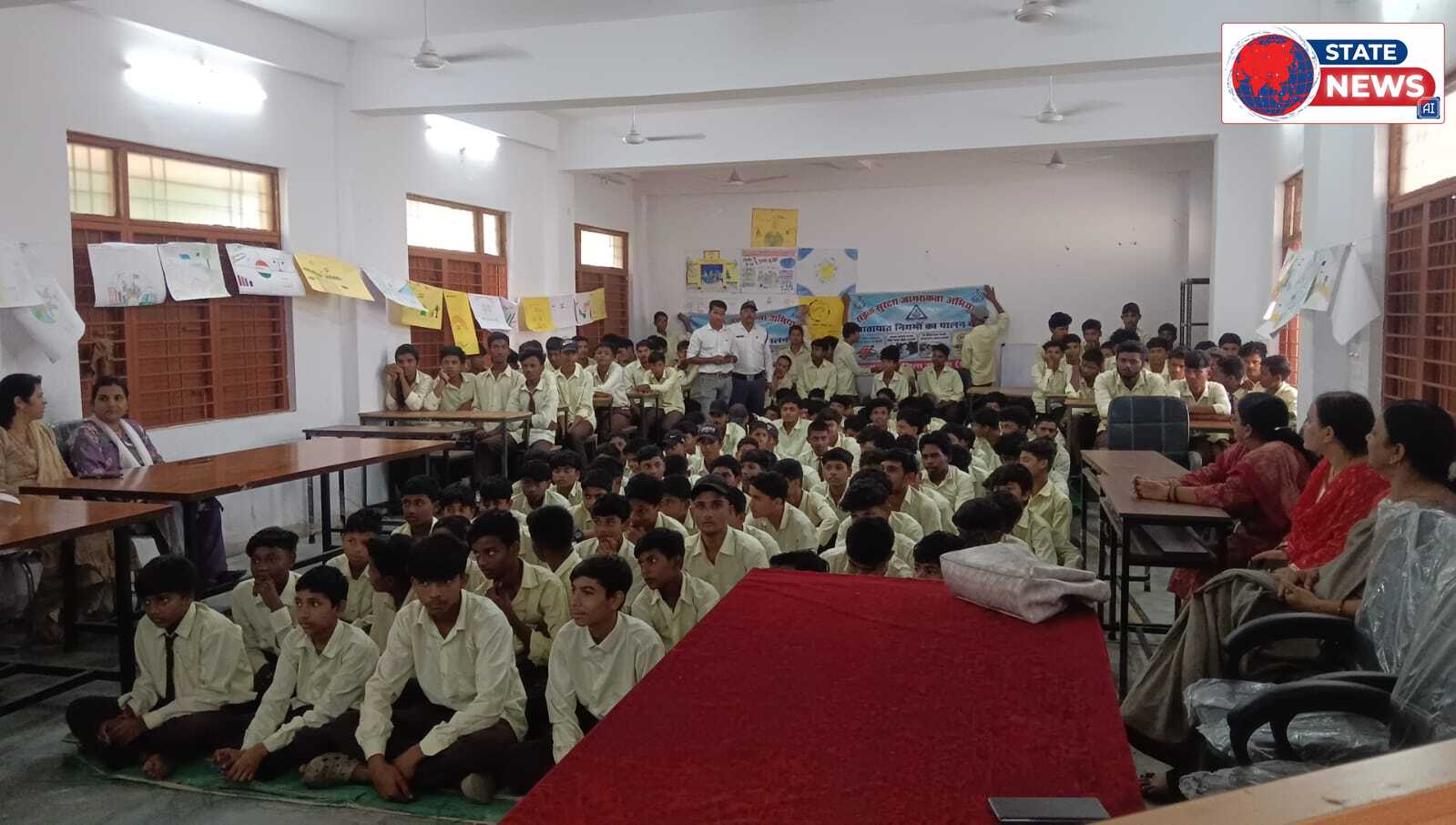 प्रेस नोट प्रदेश स्तर पर सडक दुर्घटनाओ मे मृत्यु शून्य के लक्ष्य के उद्देश्य से हेलमेट एवं सीट बेल्ट उपयोग की अनिवार्यता हेतु पुलिस मुख्यालय