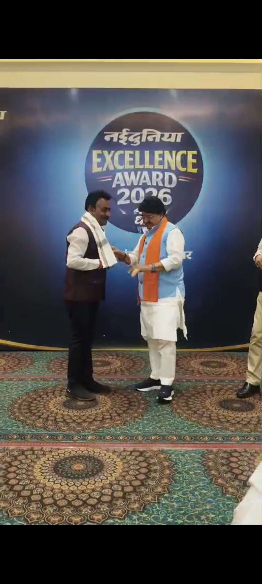 सरपंच का सम्मान विजयवर्गी ने किया