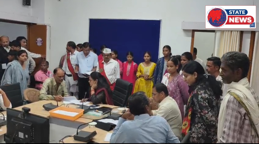 छात्रावास की छात्राओं ने कलेक्टर से की शिकायत, भोजन और साफ-सफाई को लेकर उठाए सवाल
