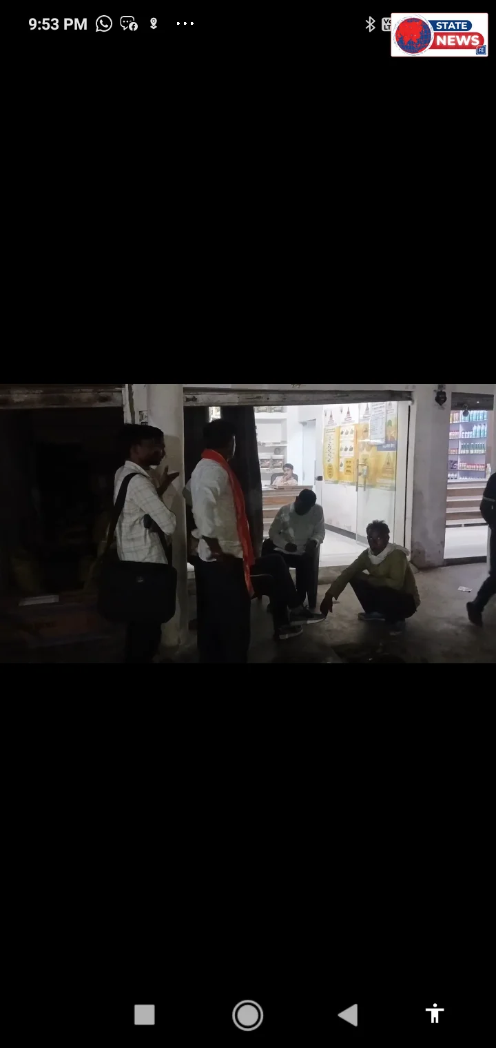 *टीकमगढ़ में खाद विक्रेता के यहां छापा, घटतौल और नकली खाद की शिकायत पर जांच*  *टीकमगढ़।* किसान की शिकायत पर खाद विभाग की टीम ने शहर के थोक ख