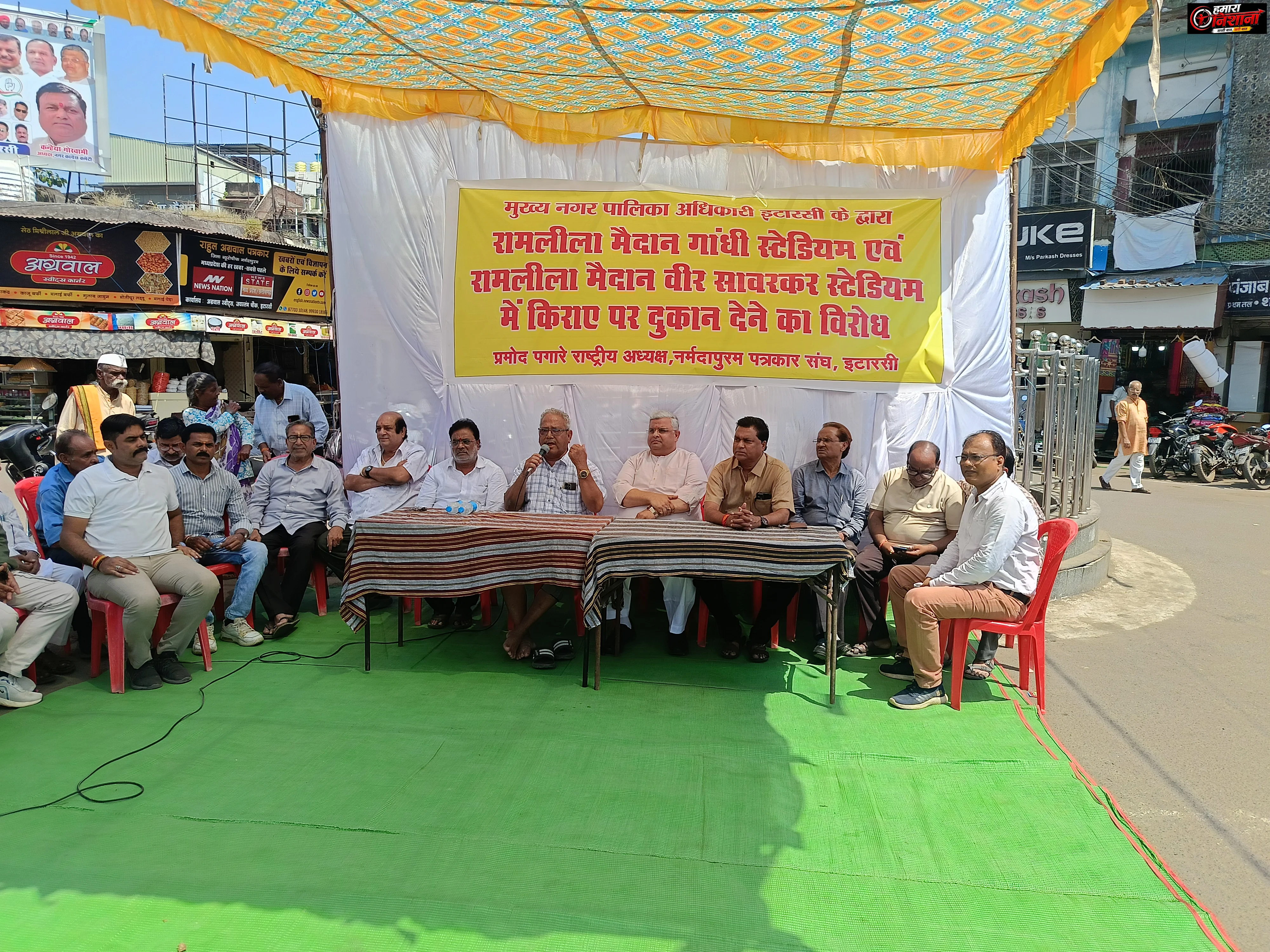 रामलीला मैदान की दुकानें बनीं विवाद का अखाड़ा, किराया वसूली के विरोध में धरने पर बैठे वरिष्ठ पत्रकार पगारे