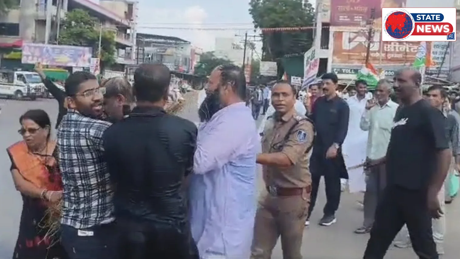 आगर मालवा: वोट चोरी के नारे लगाकर कांग्रेस ने फूंका CEC ज्ञानेश कुमार का पुतला, सौंपा ज्ञापन
