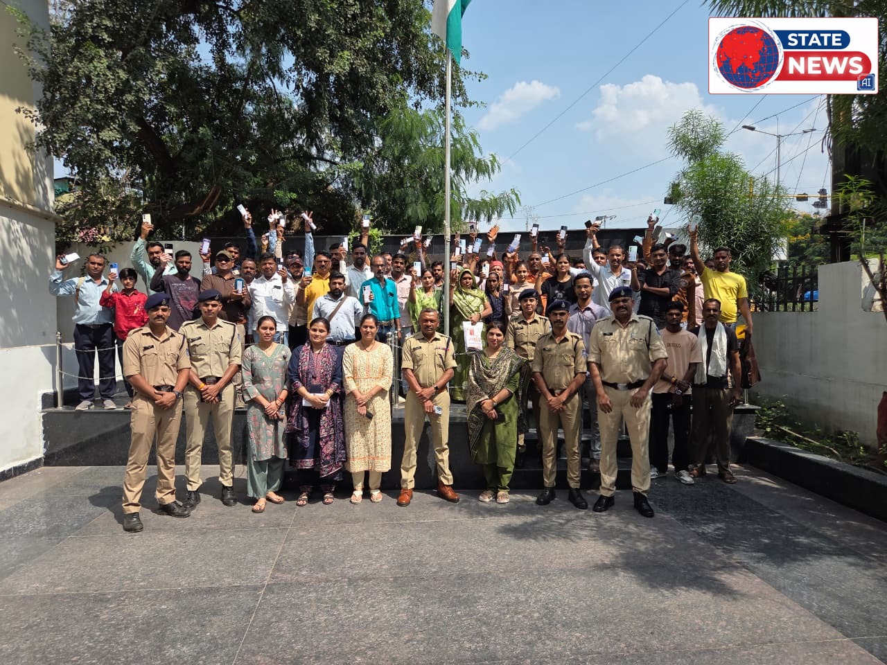 साइबर सेल द्वारा 220 गुम मोबाइल कीमती लगभग 40 लाख रुपए के खोजकर आवेदकों को सौंपे,गुम मोबाइल पाकर खिले आवेदकों के चेहरे ।