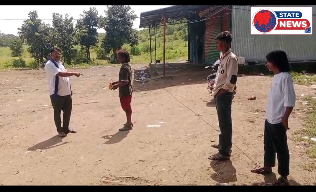 शराब ठेकेदारों क़ी मनमानी, दुकान बंद पर बाहर से बेच रहे शराब 