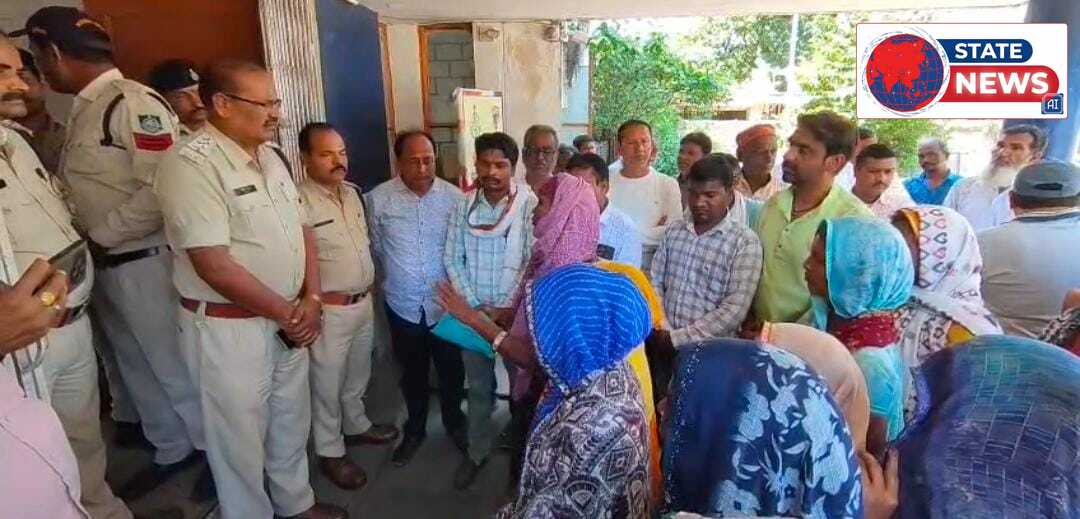 आदिवासियों का बजरंग पावर के खिलाफ धरना प्रदर्शन