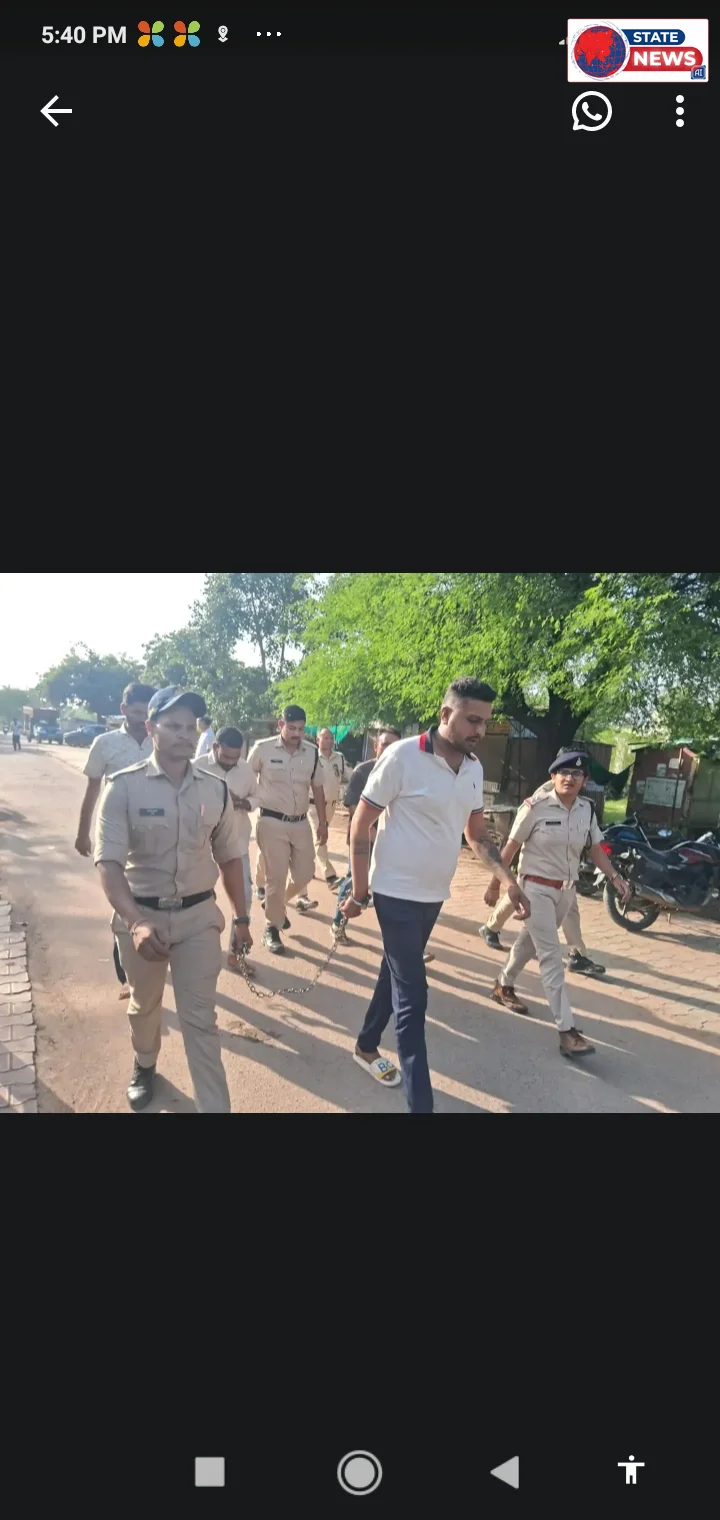 टीकमगढ़: अपराधियों का निकाला जुलूस, लगाए नारे—“अपराध करना पाप है, पुलिस हमारी बाप है” मोहनगढ़ तिगैला शराब दुकान पर फायरिंग और लूट के मामले म