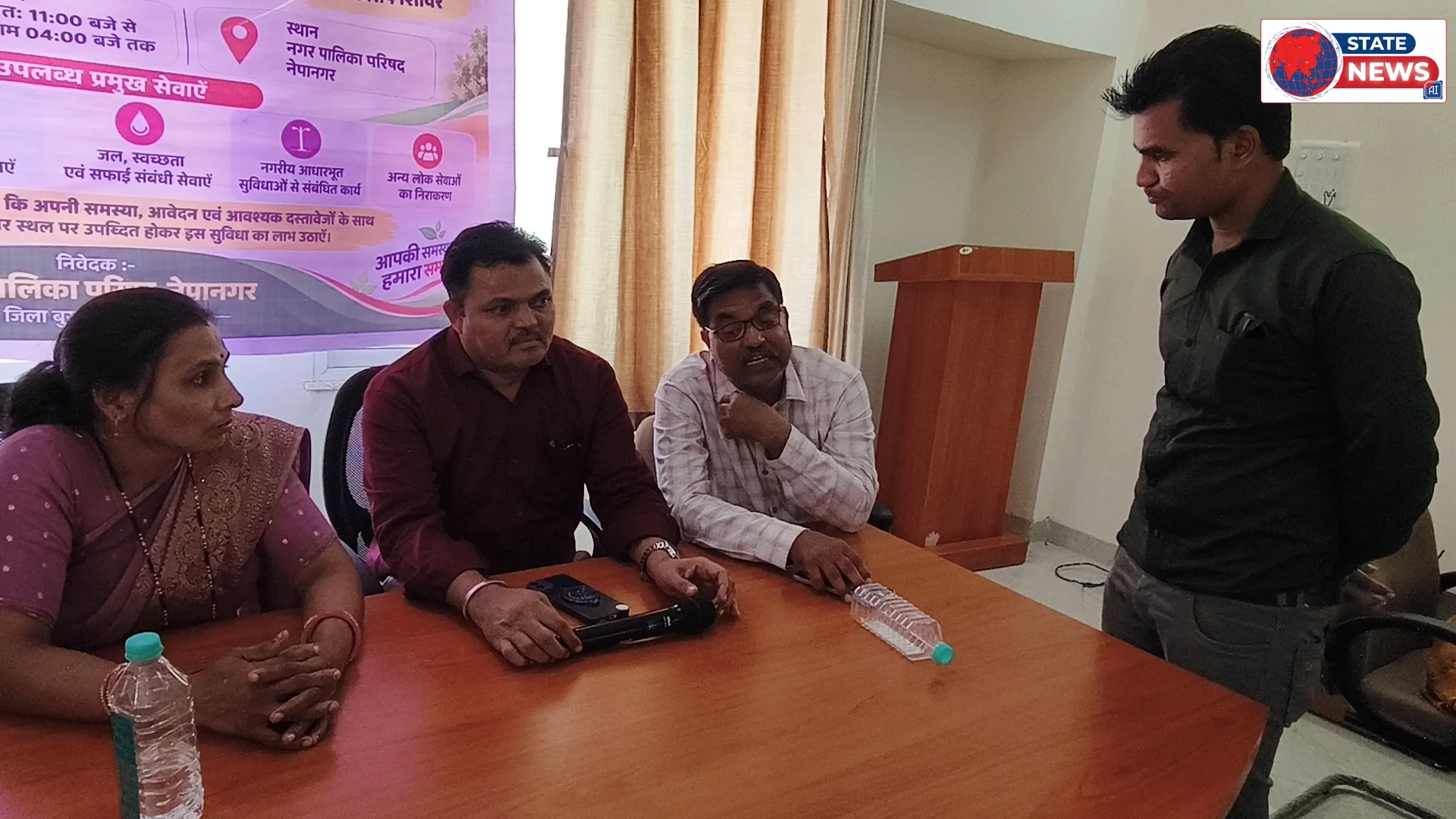 नेपानगर में सेवा सेतु अभियान के शिविर की जानकारी नहीं मिलने पर नगर पालिका उपाध्यक्ष सरला प्रवीण काटकर ने सीएमओ को लगाई फटकार