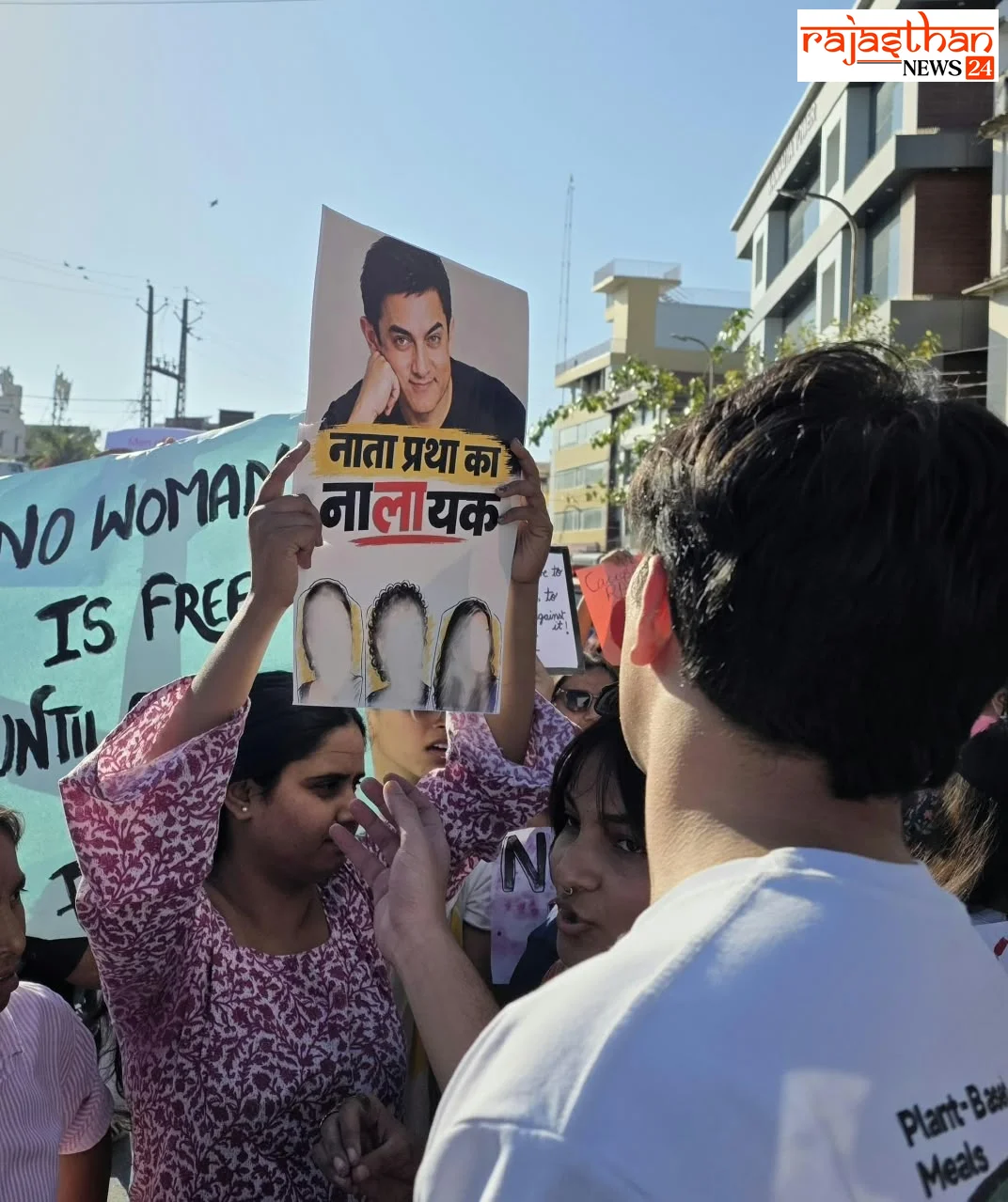 विरोध प्रदर्शन करते हुए।