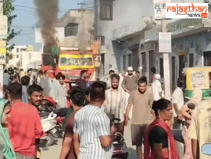 हादसे के बाद मौके पर जलता ट्रक और जमा लोगों की भीड़।
