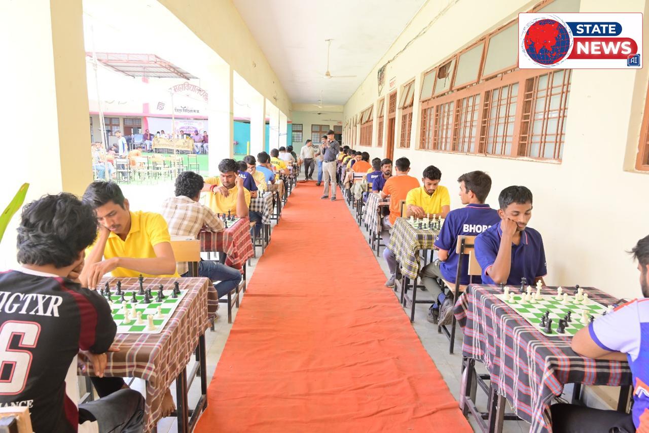 64 खानों पर दिमागी बाजी शुरू... शमशाबाद में संभाग स्तरीय शतरंज स्पर्धा का आगाज