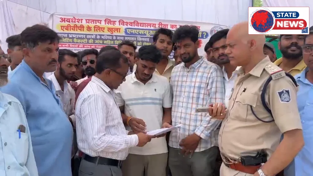 अनिश्चितकालीन भूख हड़ताल शुरू होते ही प्रशासन ने उखाड़ा टेंट, NSUI जिलाध्यक्ष सहित कार्यकर्ताओं को थाने ले जाया गया
