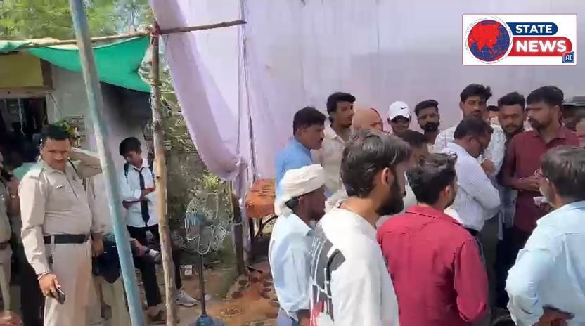 अनिश्चितकालीन भूख हड़ताल शुरू होते ही प्रशासन ने उखाड़ा टेंट, NSUI जिलाध्यक्ष सहित कार्यकर्ताओं को थाने ले जाया गया