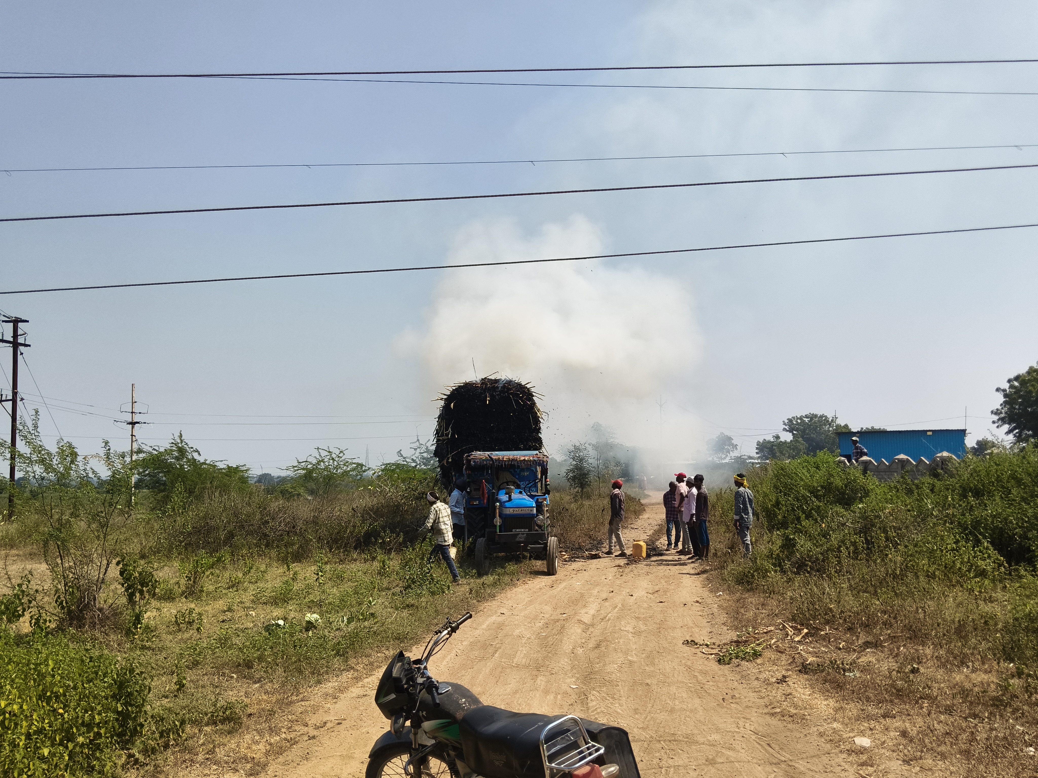 अचानक लगी आग ट्रैक्टर ट्राली
