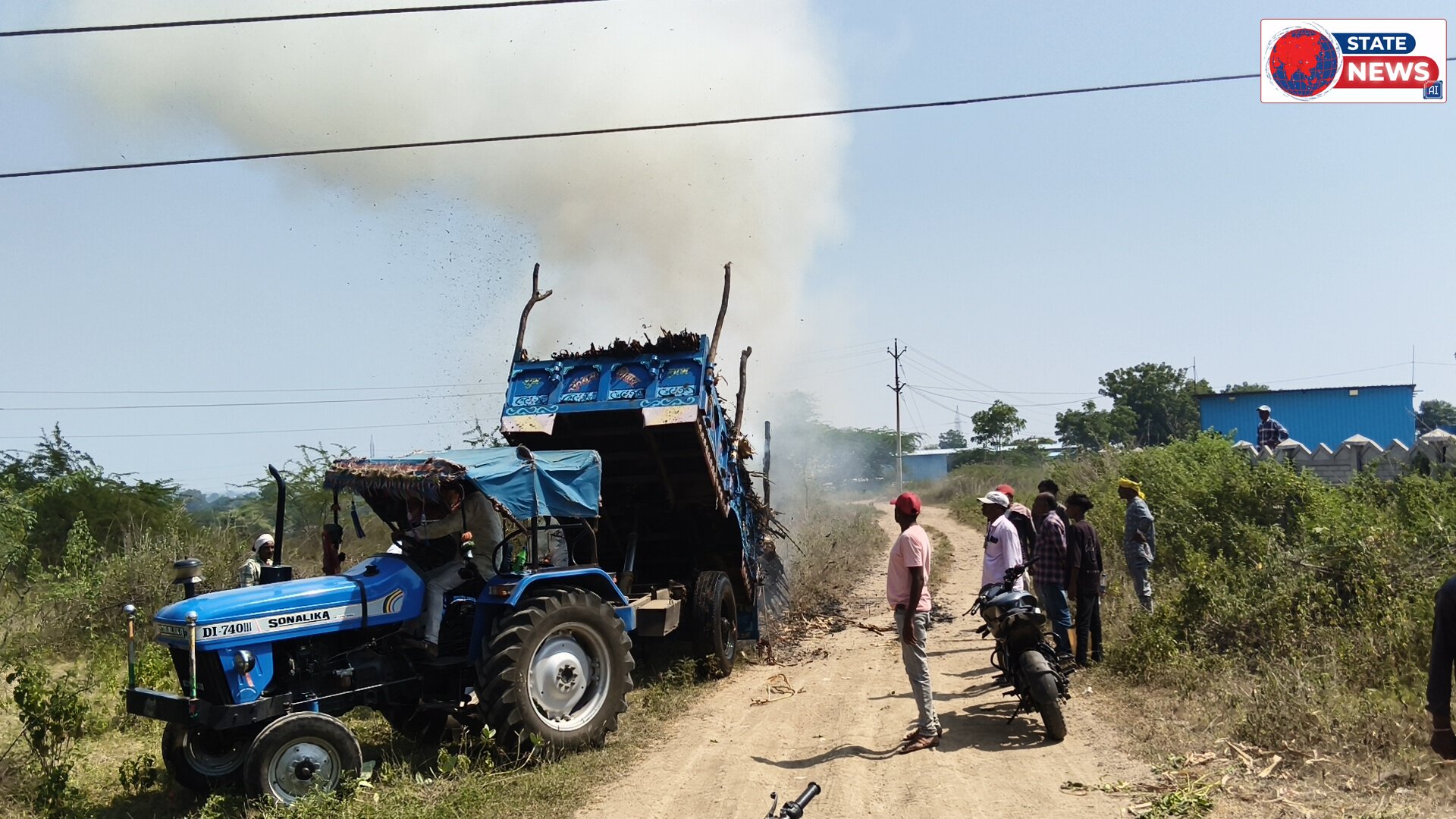 अचानक लगी आग ट्रैक्टर ट्राली
