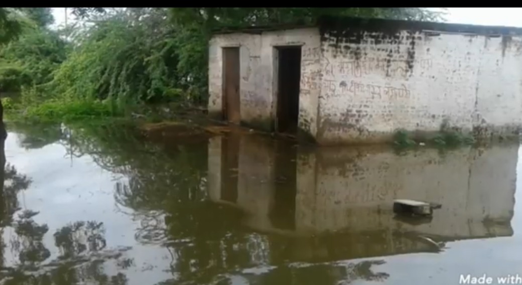 टापू के बीच वंचित परिवार बे बस लाचार