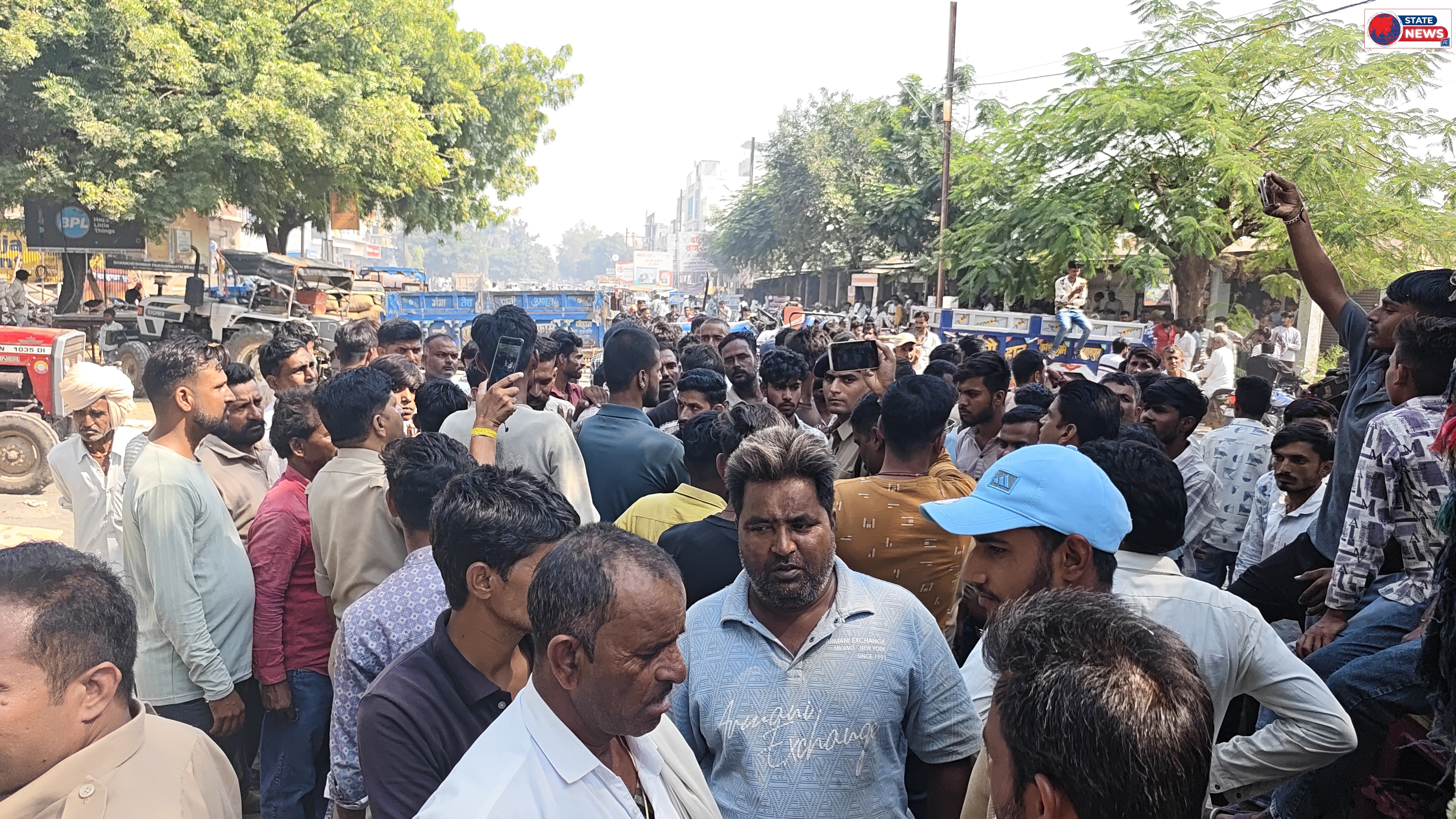 आलोट मंडी में नए तोल कांटे पर बवाल, 5 क्विंटल कम तौल के आरोप पर किसानों ने किया चक्काजाम
