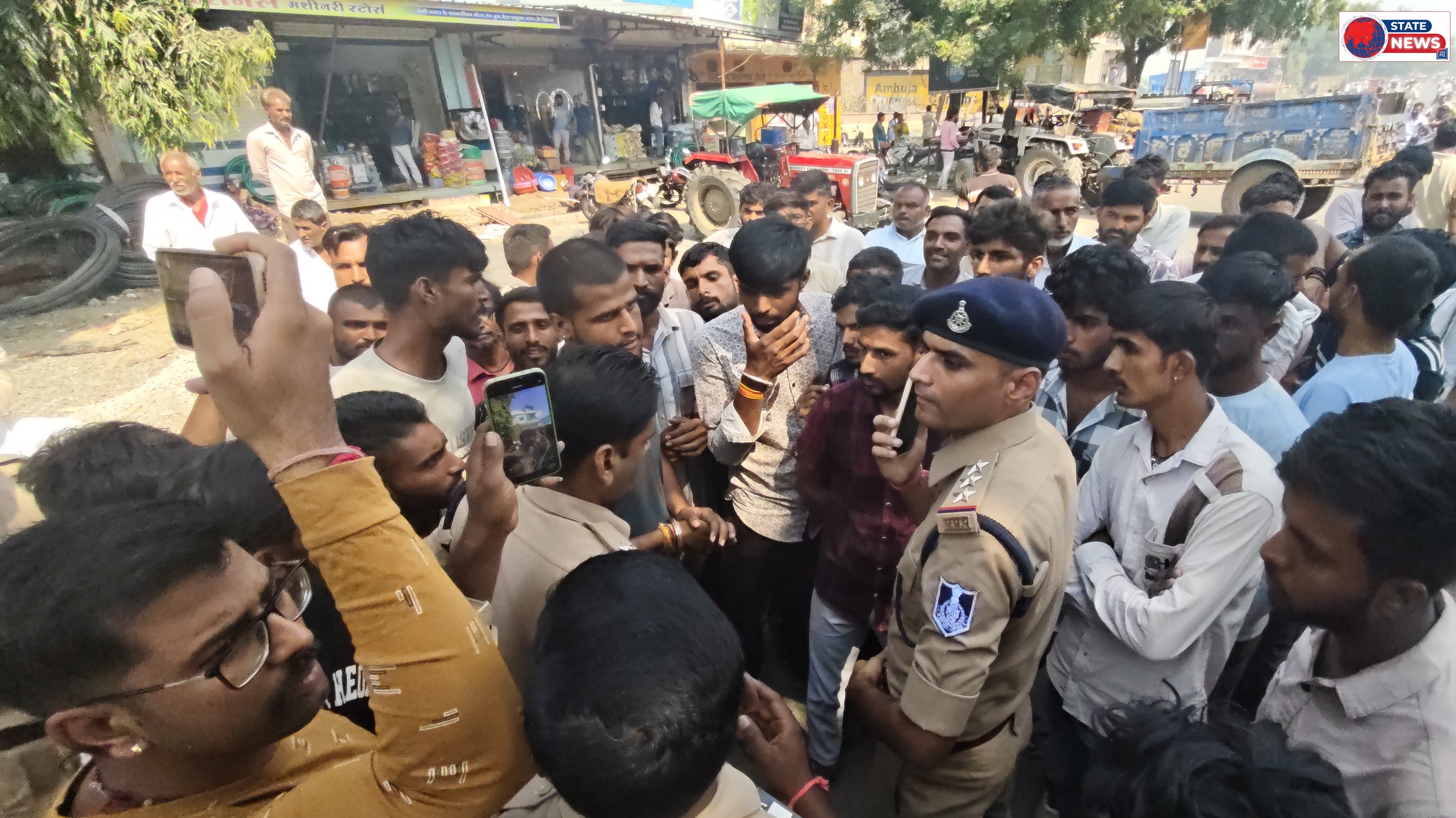 आलोट मंडी में नए तोल कांटे पर बवाल, 5 क्विंटल कम तौल के आरोप पर किसानों ने किया चक्काजाम