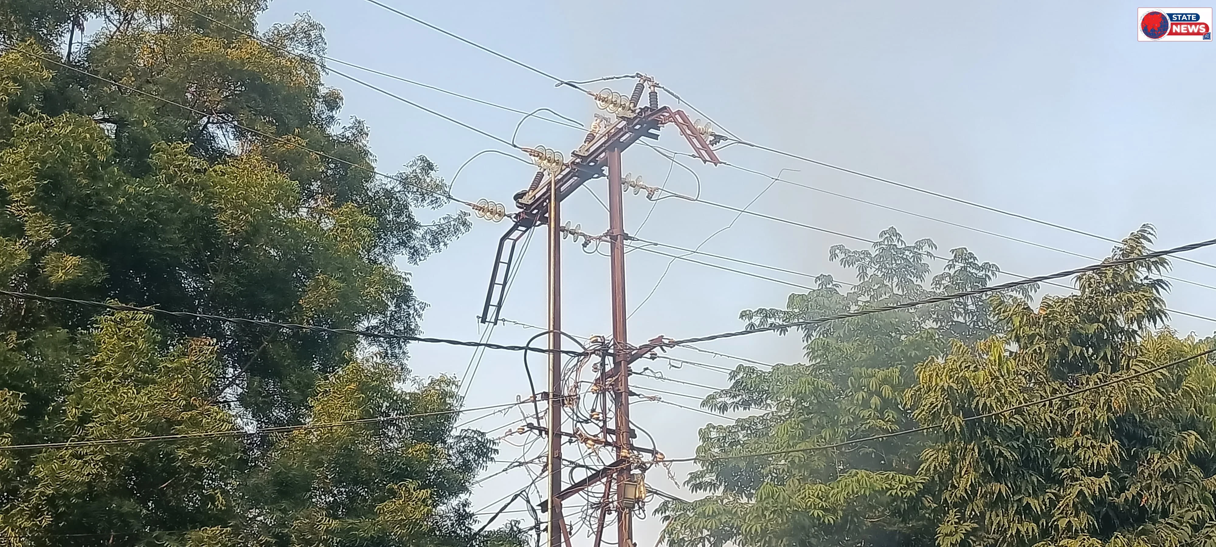 नेपानगर में पेट्रोल पंप के सामने स्टेडियम ग्राउंड पर लगे बिजली के हाईटेंशन खंबे में अचानक तेज चिंगारियां निकलने लगी । 10 मिनट तक चिंगारियां 