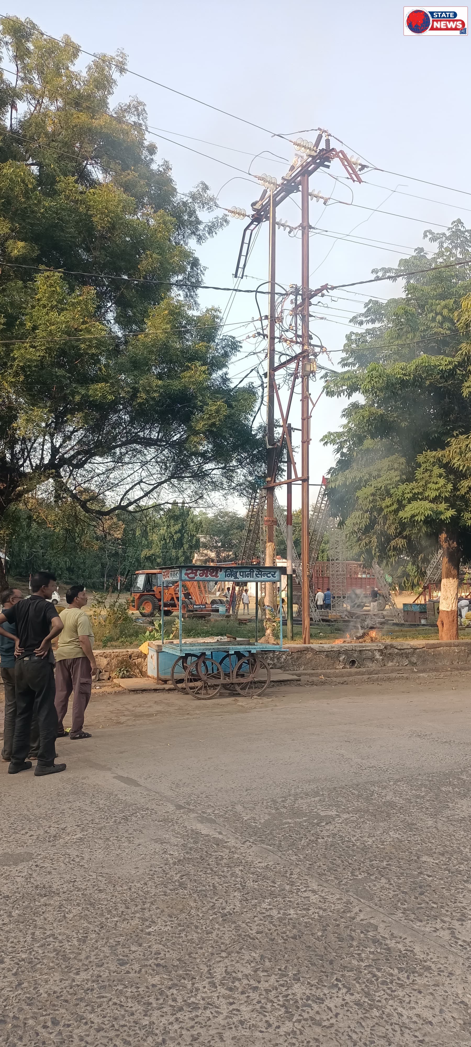 नेपानगर में पेट्रोल पंप के सामने स्टेडियम ग्राउंड पर लगे बिजली के हाईटेंशन खंबे में अचानक तेज चिंगारियां निकलने लगी । 10 मिनट तक चिंगारियां 