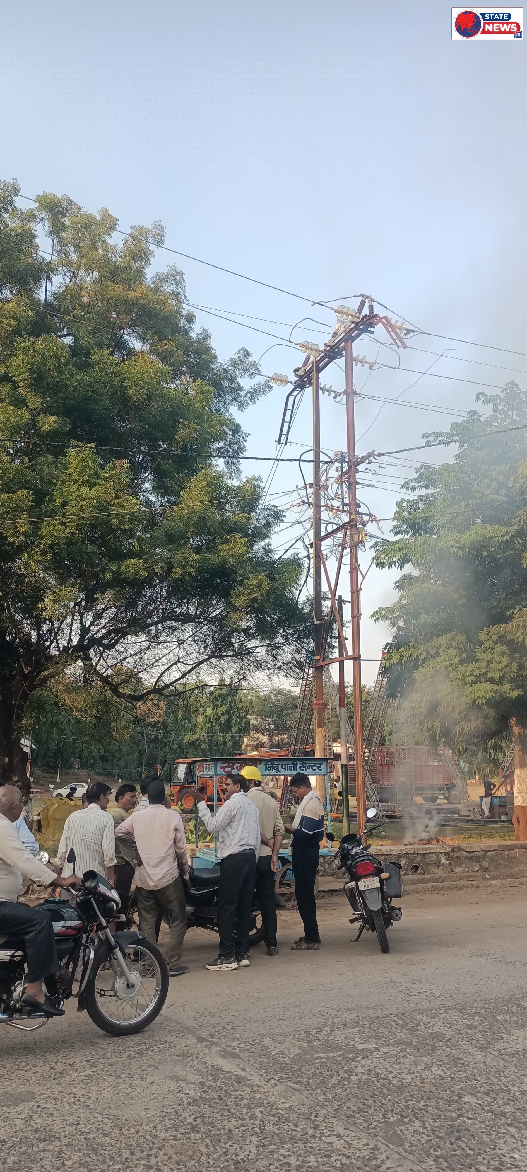नेपानगर में पेट्रोल पंप के सामने स्टेडियम ग्राउंड पर लगे बिजली के हाईटेंशन खंबे में अचानक तेज चिंगारियां निकलने लगी । 10 मिनट तक चिंगारियां 