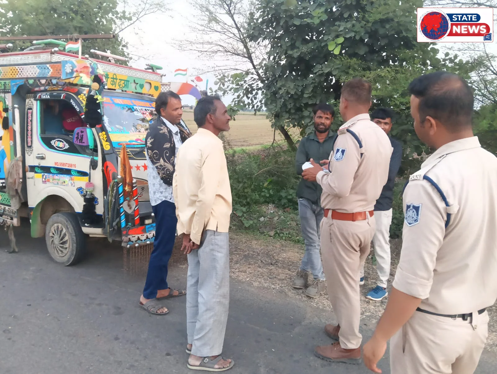 सड़क हादसे रोकने पुलिस का वाहन चेकिंग अभियान, 77 चालान काटे
