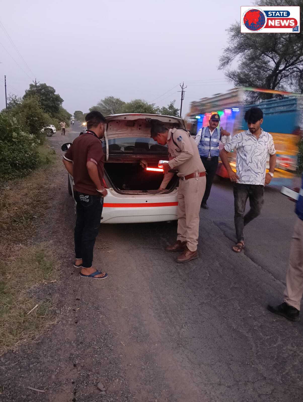 सड़क हादसे रोकने पुलिस का वाहन चेकिंग अभियान, 77 चालान काटे
