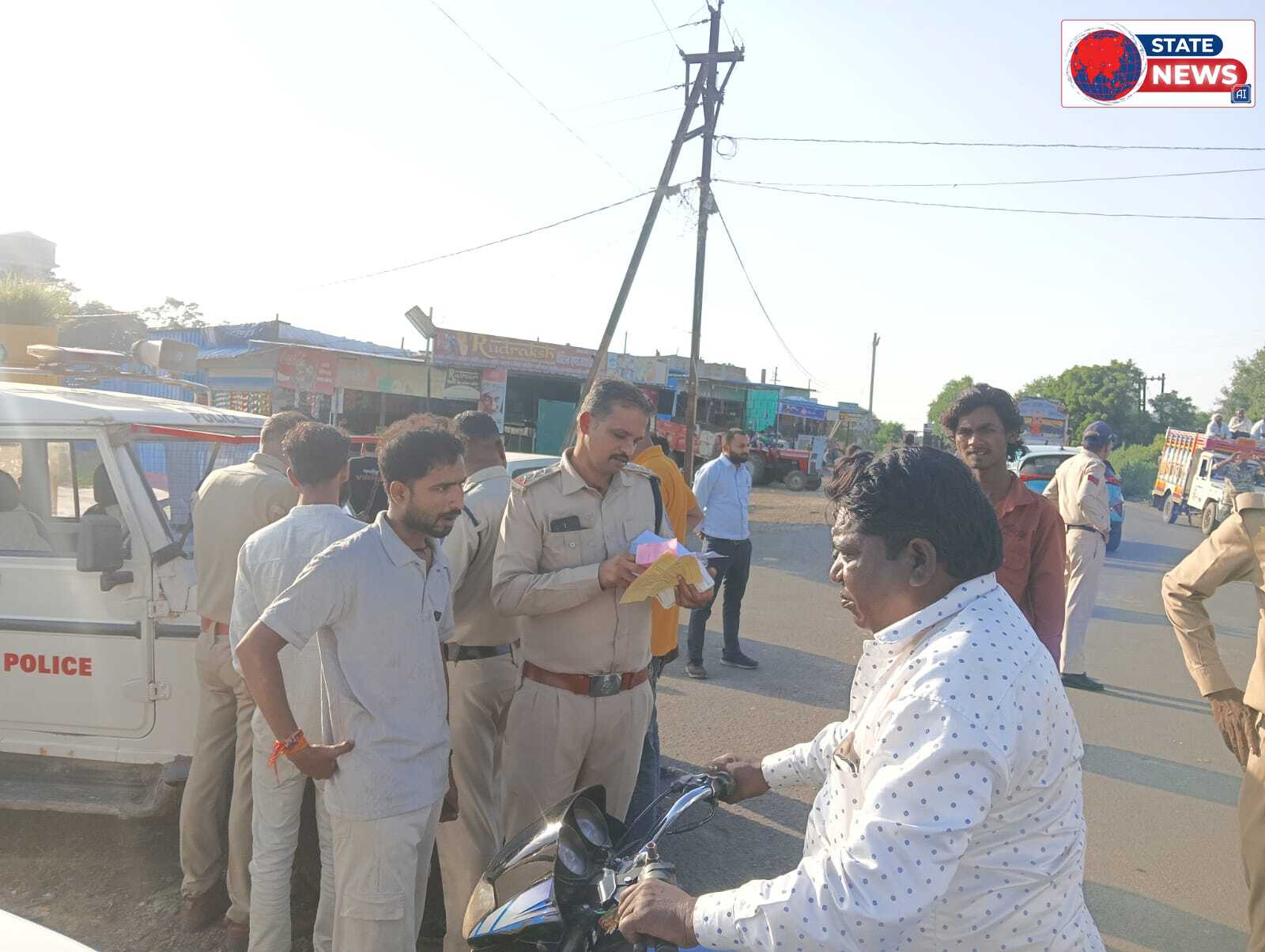 सड़क हादसे रोकने पुलिस का वाहन चेकिंग अभियान, 77 चालान काटे